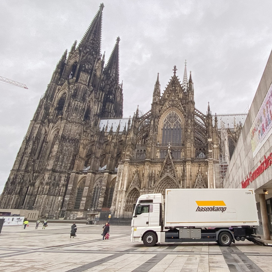 Weißer LKW von Hasenkamp vor dem Kölner Dom bei der Auslieferung