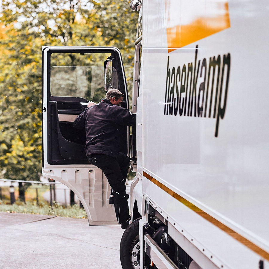 Fahrer steigt in einen großen weißen LKW ein